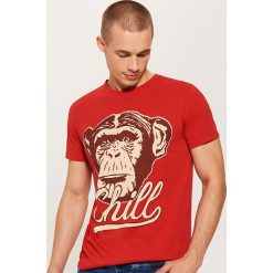 T-shirt z nadrukiem Chill - Czerwony. Czerwone t-shirty męskie z nadrukiem House, l. W wyprzedaży za 29,99 zł.