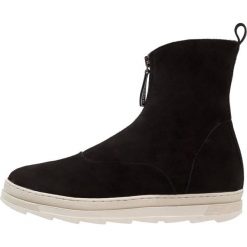 Weekend Botki na koturnie black. Czarne buty zimowe damskie marki Weekend, z futra, na koturnie. W wyprzedaży za 408,85 zł.