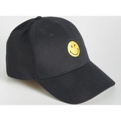 Czapka z daszkiem Smiley - Czarny. Czarne czapki damskie marki Sinsay, bez wzorów. Za 19,99 zł.