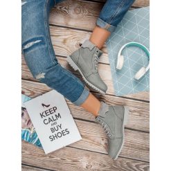 SZARE TRAPERKI. Czarne botki damskie KYLIE, bez obcasa, bez zapięcia. Za 149,90 zł.