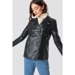 NA-KD Oversizowa kurtka z syntetycznej skóry - Black. Czarne kurtki damskie marki NA-KD, z materiału. Za 404,95 zł.