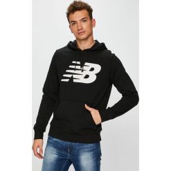 New Balance - Bluza. Czarne bluzy męskie New Balance, xl, z nadrukiem, z bawełny, z kapturem, bez rękawów, z kapturem. W wyprzedaży za 199,90 zł.