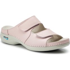 Klapki NURSING CARE - Viena WG822 Rosa Claro/Light Pink. Różowe klapki damskie Nursing Care, bez wzorów, ze skóry ekologicznej, bez obcasa. Za 289,00 zł.