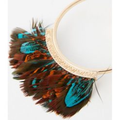 Kolczyki koła z piórkami. Żółte kolczyki damskie Pull&Bear. Za 39,90 zł.