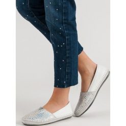 BIAŁE SKÓRZANE TRAMPKI SLIP ON. Białe trampki i tenisówki damskie marki FILIPPO, bez wzorów, bez zapięcia. Za 127,90 zł.