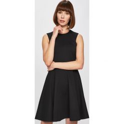 Calvin Klein Jeans - Sukienka. Czarne sukienki damskie marki Calvin Klein Jeans, na co dzień, s, bez wzorów, z elastanu, casualowe, z okrągłym kołnierzem, bez rękawów, mini, rozkloszowane. Za 539,90 zł.