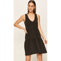Jacqueline de Yong - Sukienka. Czarne sukienki damskie Jacqueline de Yong, na co dzień, s, bez wzorów, z bawełny, casualowe, bez kołnierzyka, bez rękawów, mini, proste. Za 69,90 zł.