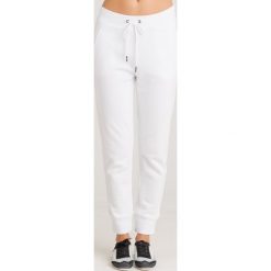 SPODNIE DRESOWE Armani Exchange. Białe spodnie damskie Armani Exchange, xs, z bawełny. Za 210,00 zł.