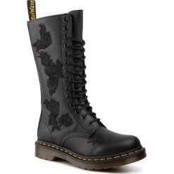 Glany DR. MARTENS - 1914 Vonda Mono 24986001 Black. Czarne glany damskie Dr. Martens, ze skóry, klasyczne, bez obcasa, bez zapięcia. Za 899,00 zł.