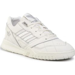 Buty adidas - A.R Trainer W EE5413 Owhite/Rawwht/Ecrtin. Białe półbuty damskie Adidas, na co dzień, bez wzorów, ze skóry ekologicznej, bez obcasa, na płaskiej podeszwie, bez zapięcia. W wyprzedaży za 279,00 zł.