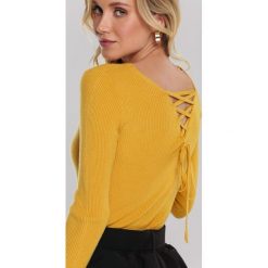 Żółty Sweter Helena. Żółte swetry damskie Renee, xl, bez wzorów, prążkowane, klasyczne, bez rękawów, długie, bez kaptura. Za 69,99 zł.