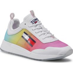 Sneakersy TOMMY JEANS - Degrade Flexi Sneaker EN0EN00938 Pink Daisy TOU. Białe półbuty damskie Tommy Jeans, na co dzień, bez wzorów, z jeansu, bez obcasa, na płaskiej podeszwie, bez zapięcia. Za 449,00 zł.