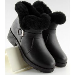 Botki damskie czarne SJ1820-1 BLACK. Czarne botki damskie obuwie damskie, na zimę, ze skóry ekologicznej, eleganckie, bez obcasa, z paskami. Za 68,28 zł.