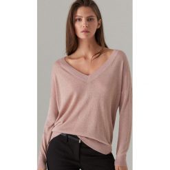 Połyskujący sweter z dekoltem w szpic - Różowy. Różowe swetry damskie Mohito, s, bez wzorów, bez rękawów, bez kaptura. W wyprzedaży za 39,99 zł.
