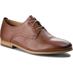 Półbuty CLARKS - Chinley Walk 261336067 British Tan Leather. Brązowe buty wizytowe męskie marki Clarks, ze skóry ekologicznej. W wyprzedaży za 249,00 zł.