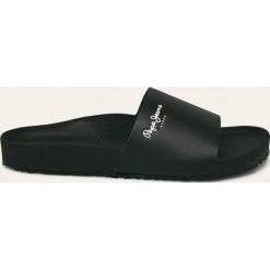 Pepe Jeans - Klapki skórzane Ultra Bio Basic. Czarne kapcie męskie Pepe Jeans, bez wzorów, z jeansu. W wyprzedaży za 189,90 zł.