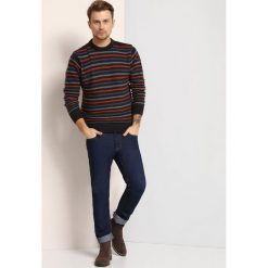 SWETER DŁUGI RĘKAW MĘSKI. Szare golfy męskie marki Top Secret, na lato, m, w kolorowe wzory, z wełny, klasyczne, z klasycznym kołnierzykiem. W wyprzedaży za 39,99 zł.