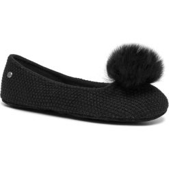 Kapcie UGG - W Andi 1098189 W/Blk. Czarne klapki damskie Ugg, z aplikacjami, ze skóry, bez obcasa. W wyprzedaży za 219,00 zł.