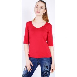 Czerwona bluzka damska z rękawem 3/4. Czerwone bluzki damskie Armani Collezioni, s, bez wzorów, z materiału, bez kołnierzyka, bez rękawów. Za 255,00 zł.