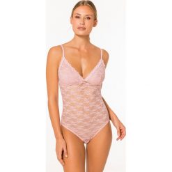 Body Michelle różowe. Różowe body damskie Dorina, w koronkowe wzory, z bawełny. Za 72,19 zł.