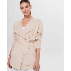 Żakietowy kardigan z paskiem - Beżowy. Brązowe swetry damskie Mohito, xl, bez wzorów. Za 119,99 zł.