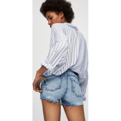 Jeansowe spodenki push up ze średnim stanem. Niebieskie szorty jeansowe damskie marki Pull&Bear. Za 79,90 zł.