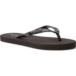 Japonki CALVIN KLEIN - Ff Sandal KW0KW00395 Black 001. Czarne klapki damskie Calvin Klein, bez wzorów, z tworzywa sztucznego, bez obcasa. Za 159,00 zł.