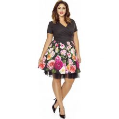 Kopertowa Sukienka z Szerokim Dołem w Kwiaty PLUS SIZE. Czarne sukienki balowe marki Molly.pl, plus size, w kwiaty, z tiulu, z kopertowym dekoltem, plus size, z krótkim rękawem, midi, kopertowe. Za 279,90 zł.