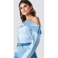 Andrea Hedenstedt x NA-KD Bluzka na jedno ramię - Blue. Niebieskie bluzki damskie Andrea Hedenstedt x NA-KD, bez wzorów, z poliesteru, bez kołnierzyka, z długim rękawem. W wyprzedaży za 56,78 zł.