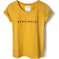 T-shirt musztardowy BYNAJMNIEJ. T-shirty damskie Pakamera, z napisami, klasyczne, z klasycznym kołnierzykiem. Za 89,00 zł.