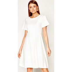 Sukienka koktajlowa DKNY DD0B1152. Białe sukienki damskie DKNY, bez wzorów, wizytowe, bez kołnierzyka, bez rękawów. Za 639,00 zł.