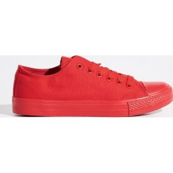 Trampki - Czerwony. Czerwone trampki i tenisówki damskie Sinsay, bez wzorów, bez zapięcia. Za 39,99 zł.