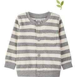 Bluza "Lee" w kolorze kremowo-szarym. Szare bluzy niemowlęce name it boys, w paski, z bawełny, bez rękawów, bez kaptura. W wyprzedaży za 39,95 zł.