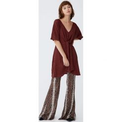 Sukienka z muślinu z węzłem. Szare sukienki damskie Pull&Bear, bez wzorów, bez kołnierzyka, bez rękawów. Za 89,90 zł.