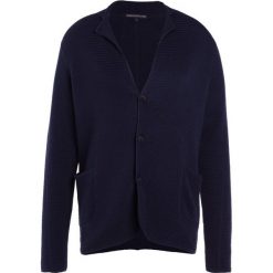 DRYKORN VALE Kardigan navy. Niebieskie swetry rozpinane męskie DRYKORN, m, z bawełny. W wyprzedaży za 440,30 zł.