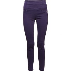 Patrizia Pepe Jeans Skinny Fit lapis blue. Niebieskie rurki damskie Patrizia Pepe. W wyprzedaży za 404,50 zł.