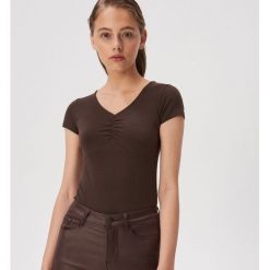 T-shirt z dekoltem w szpic - Brązowy. Pomarańczowe t-shirty damskie Sinsay, s, bez wzorów, bez kołnierzyka. Za 19,99 zł.