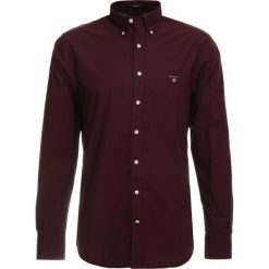 GANT THE BROADCLOTH Koszula purple fig. Czerwone koszule męskie GANT, m, bez wzorów, z bawełny, bez kołnierzyka, bez rękawów. Za 379,00 zł.
