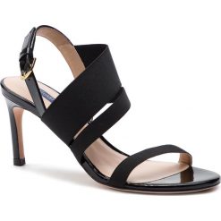 Sandały STUART WEITZMAN - Adrienne ZL79316 Black Patent. Czarne klapki damskie Stuart Weitzman, bez wzorów, ze skóry, bez obcasa, na obcasie. W wyprzedaży za 849,00 zł.