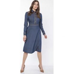 SUKIENKA ELEGANCKA Z KOŁNIERZYKIEM, SUK166 JEANS. Sukienki damskie Lanti, bez wzorów, z jeansu, eleganckie, bez kołnierzyka, bez rękawów, midi. Za 185,00 zł.