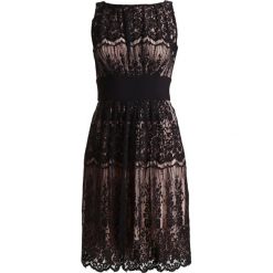 Swing Sukienka koktajlowa black/beige. Czarne sukienki damskie marki Swing, bez wzorów, z bawełny, wizytowe, bez kołnierzyka, bez rękawów. Za 549,00 zł.