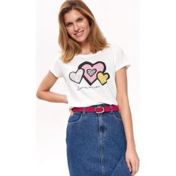 T-SHIRT KRÓTKI RĘKAW DAMSKI Z NADRUKIEM. Białe t-shirty damskie Top Secret, z nadrukiem, z bawełny, bez kołnierzyka. W wyprzedaży za 19,99 zł.