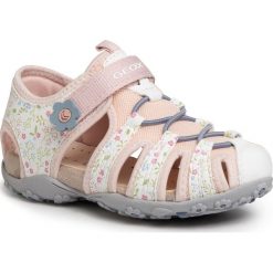 Sandały GEOX - J S.Roxanne B J92D9B 00414 C1Z8W S White/Lt Rose. Różowe sandały dziewczęce Geox, ze skóry ekologicznej, bez zapięcia. Za 259,00 zł.