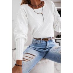 Sweter DANOLA WHITE. Białe bluzy damskie IVET, bez wzorów, eleganckie, bez rękawów, bez kaptura. W wyprzedaży za 59,00 zł.
