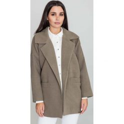 Oliwkowy Krótki Stylowy Płaszcz Damski Zapinany na Jeden Guzik. Zielone kurtki damskie FIGL, uniwersalny, bez wzorów, z poliesteru, eleganckie, krótkie. Za 289,90 zł.
