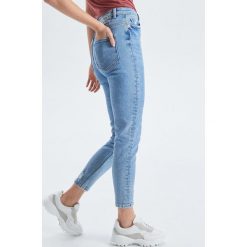 Jeansy High Waist z przetarciami - Niebieski. Niebieskie jeansy damskie marki Cropp, bez wzorów, z jeansu, z podwyższonym stanem. Za 119,99 zł.