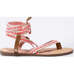 Pepe Jeans - Sandały Munch West. Różowe klapki damskie Pepe Jeans, bez wzorów, z jeansu, bez obcasa, na obcasie. W wyprzedaży za 119,90 zł.