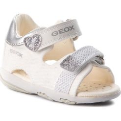 Sandały GEOX - B S.Nicely A B8238B 0LGBN C0007 White/Silver. Białe sandały dziewczęce Geox, ze skóry ekologicznej, bez zapięcia. W wyprzedaży za 129,00 zł.