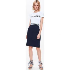 T-SHIRT KRÓTKI RĘKAW DAMSKI, Z APLIKACJĄ, Z NADRUKIEM. Białe t-shirty damskie marki Top Secret, z nadrukiem, z bawełny, bez kołnierzyka. W wyprzedaży za 29,99 zł.