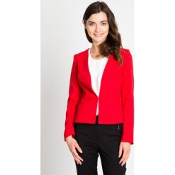 Czerwony trapezowy żakiet QUIOSQUE. Czerwone marynarki i żakiety damskie QUIOSQUE, z haftami, z koronki, eleganckie. W wyprzedaży za 79,99 zł.